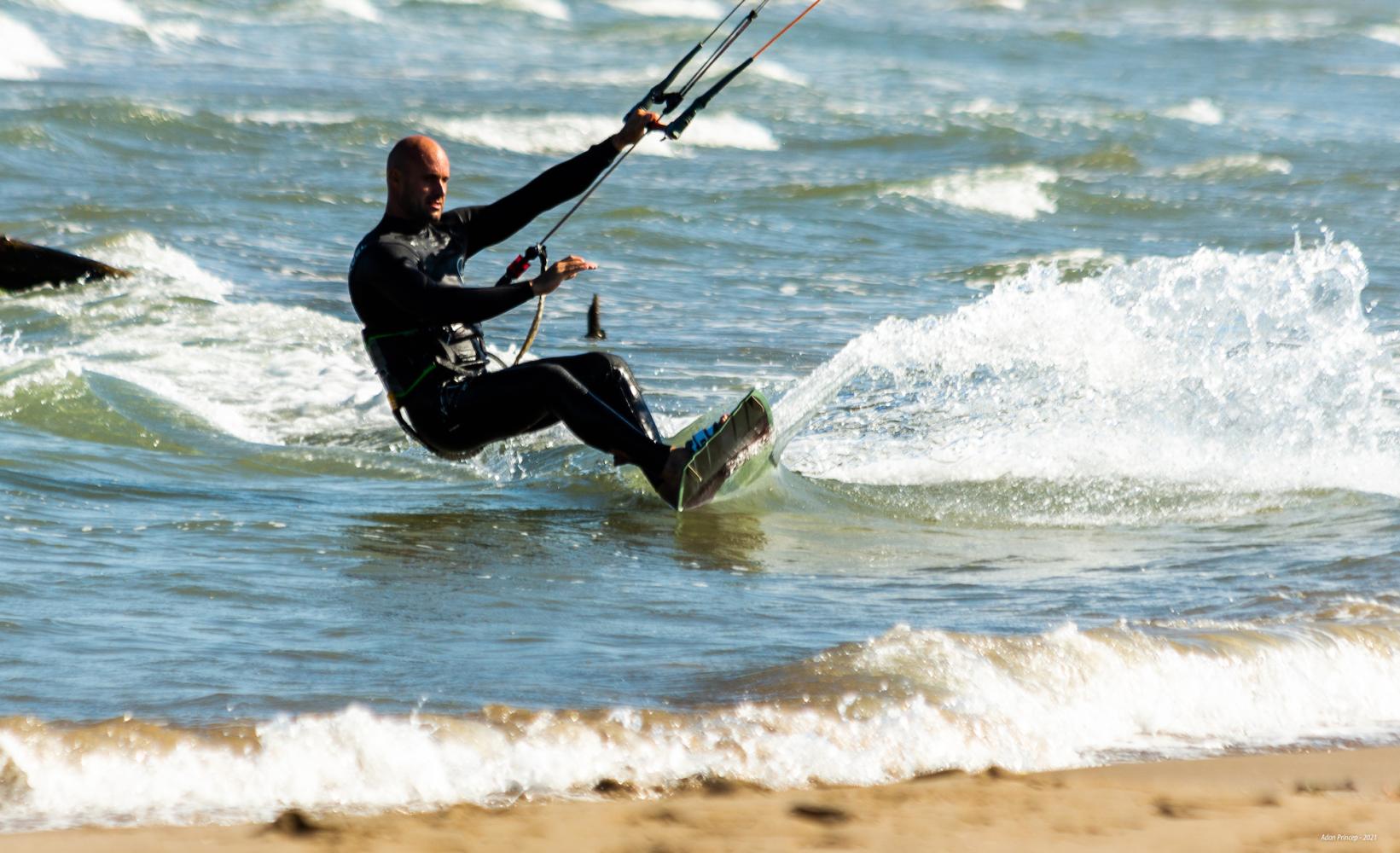 Un kitesurfer navegant a tocar de la platja