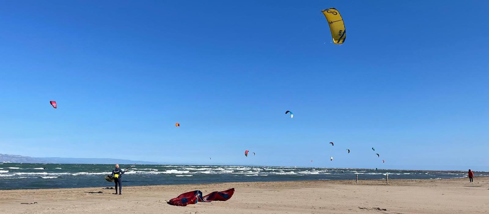 Un grup de kitesurfers a la platja de Riumar