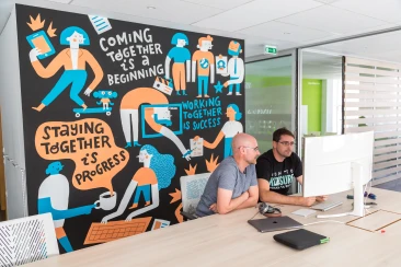 Dos coworkers col·laborant amb un projecte conjunt